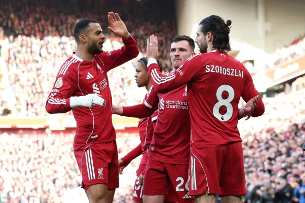 قال المدرب الهولندي لليفربول أرنه سلوت: «عموماً لا أعتقد أن غياب العطلة الشتوية مفيد للأندية الإنجليزية» (إ.ب.أ)