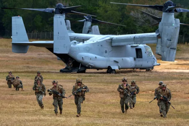 31 Ocak 2025’te Japonya’nın Okinawa Adası’nda düzenlenen bir tatbikat sırasında ABD Deniz Piyadeleri askerleri bir Osprey helikopterinden iniyor. (New York Times)
