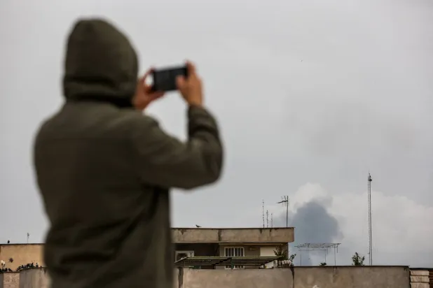 يتصاعد الدخان عقب غارة جوية وسط الصراع الأميركي الإسرائيلي مع إيران في طهران (رويترز)