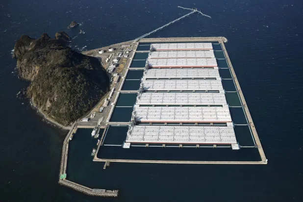 صورة جوية تُظهر قاعدة تخزين النفط الوطنية اليابانية في كيتاكيوشو محافظة فوكوكا (رويترز)