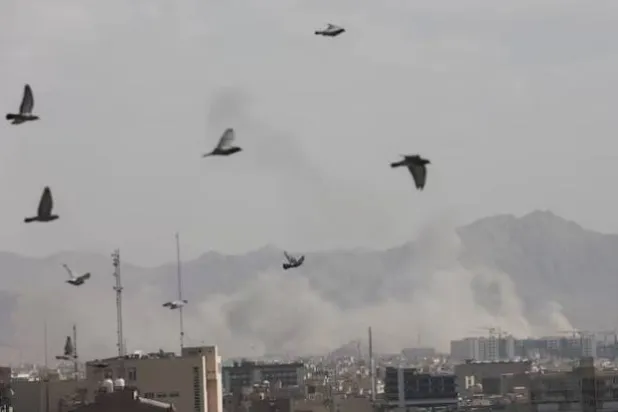 تصاعد الدخان بعد انفجار عقب شن إسرائيل والولايات المتحدة غارات على إيران (رويترز)