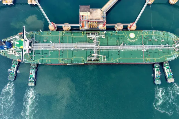 ناقلة نفط كبيرة تُبحر باتجاه رصيف في ميناء تشينغداو بالصين (أ.ف.ب)