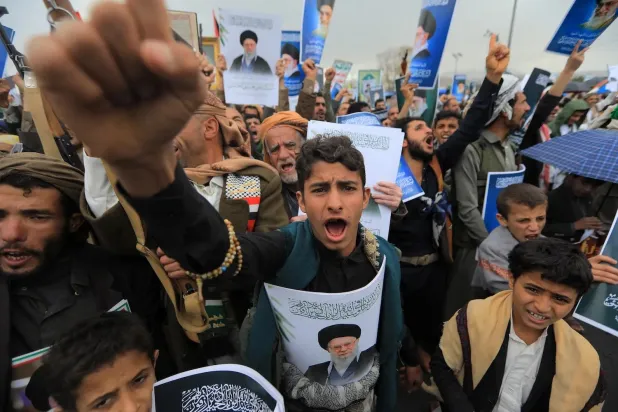 حملات التجنيد الحوثية تستهدف صغار السن تحت ذريعة مساندة إيران و«حزب الله» اللبناني (غيتي)