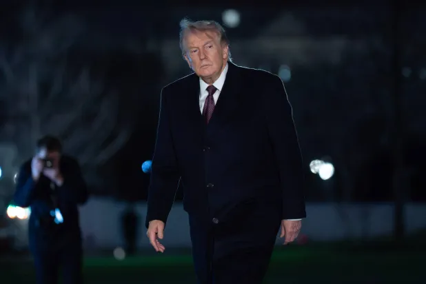 الرئيس الأميركي دونالد ترمب لدى وصوله إلى البيت الأبيض، 15 مارس 2026، في العاصمة واشنطن (أ.ب)
