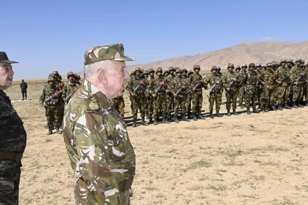 قائد الجيش مع الوحدة العسكرية التي نفذت الكمين ضد المتشددين (وزارة الدفاع)