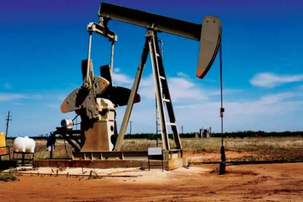 أسعار النفط تتراجع إلى نطاق 100 دولار وسط مساعٍ لفتح مضيق هرمز