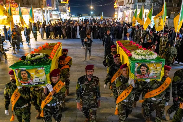 أفراد من قوات «الحشد الشعبي» يحضرون جنازة في النجف بالعراق... 14 مارس الحالي (أ.ب)