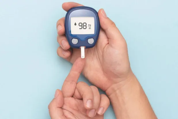 شخص يجري اختباراً لفحص مستوى السكر في الدم (جامعة كولومبيا البريطانية)