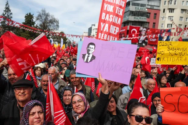 أنصار حزب «الشعب الجمهوري» يرفعون صورة لرئيس بلدية إسطنبول المحتجز أكرم إمام أوغلو خلال تجمع بمدينة أوشاك غرب تركيا السبت الماضي (حساب الحزب في إكس)
