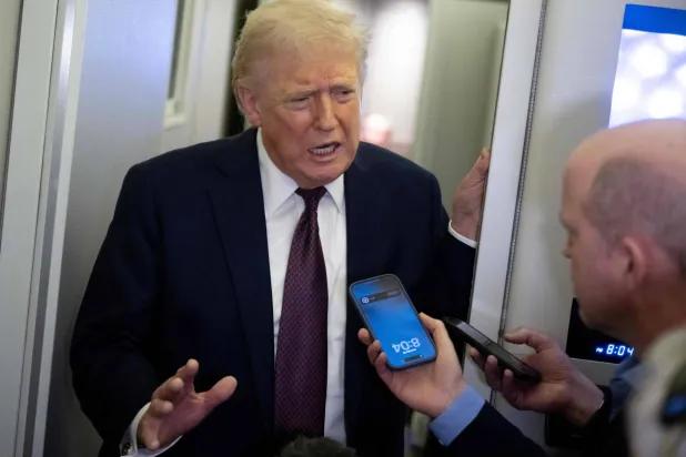 الرئيس الأميركي دونالد ترمب متحدثاً مع الصحافيين على متن الطائرة الرئاسية (أ.ف.ب)