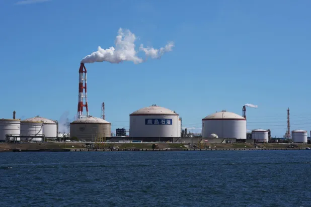 مصفاة «كاشيما» النفطية التابعة لمجموعة «إينيوس» في شرق طوكيو - 15 مارس 2026 (أ.ب)