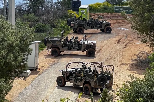 آليات عسكرية إسرائيلية عند الحدود اللبنانية مع إعلان الجيش الإسرائيلي عن نشاط بريّ محدد يستهدف مواقع رئيسية في جنوب لبنان بهدف توسيع نطاق منطقة الدفاع الأمامي (رويترز)