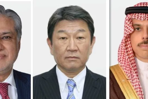 وزراء الخارجية السعودي الأمير فيصل بن فرحان والياباني توشيميتسو موتيجي والباكستاني محمد إسحاق دار (الشرق الأوسط)