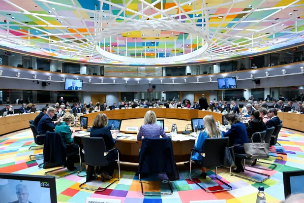 جانب من اجتماع وزراء خارجية الاتحاد الأوروبي في بروكسل الاثنين لمناقشة تداعيات حرب إيران (د.ب.أ) 