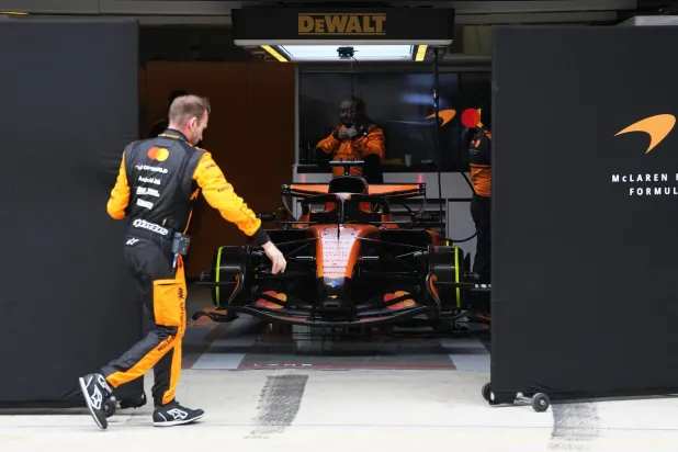 فريق مكلارين بطل العالم في سباقات فورمولا 1 فشل في سباق الصين (رويترز)