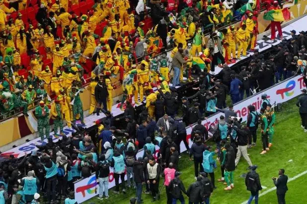 جماهير سنغالية تسببت في شغب بنهائي كأس الأمم الأفريقية (رويترز)