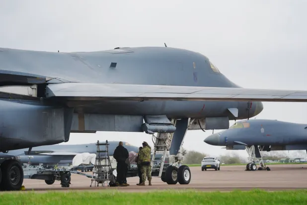 قاذفة أميركية من طراز «بي - 1» (د.ب.أ)