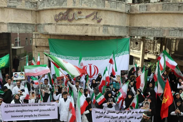 خلال احتجاج لطاقم طبي إيراني أمام مستشفى غاندي المدمر في طهران... 7 مارس 2026 (أ.ف.ب)