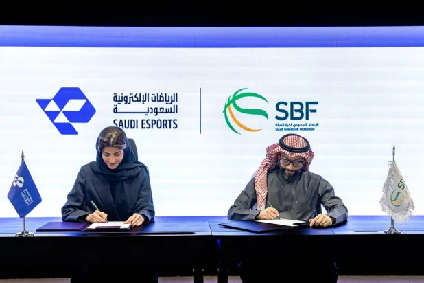 روان البتيري رئيسة الاتحاد السعودي للرياضات الإلكترونية وهشام بن قاسم رئيس الاتحاد السعودي لكرة السلة (الاتحاد السعودي للرياضات الإلكترونية)