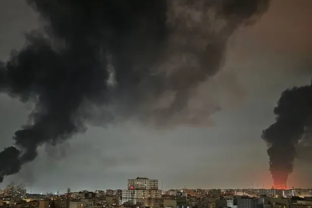 نيران وأعمدة دخان تتصاعد من مطار مهرآباد ضمن غارات طالت غرب طهران فجر الاثنين (شبكات التواصل)