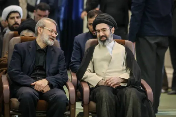 المرشد الإيراني الجديد مجتبى خامنئي ورئيس مجلس الأمن القومي الإيراني علي لاريجاني (مهر)