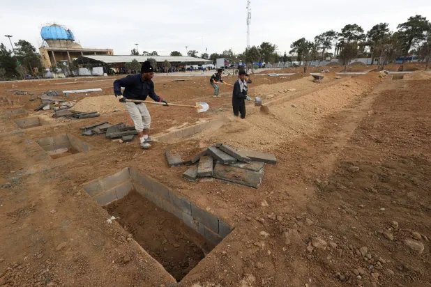 حفارو القبور يجهزون قبوراً جديدة لقتلى الهجوم الأميركي الإسرائيلي على إيران (رويترز)