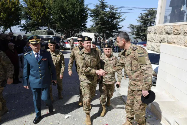 قائد الجيش اللبناني العماد رودولف هيكل يصل إلى كنيسة القليعة في جنوب لبنان للمشاركة في تشييع كاهن قُتل بقذيفة إسرائيلية (أ.ف.ب)