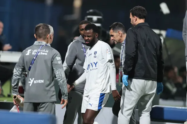 تمبكتي لحظة إصابته في مباراة الفتح (تصوير: سعد العنزي)