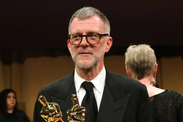 بول توماس أندرسون حاملا جوائزه (أ.ف.ب)