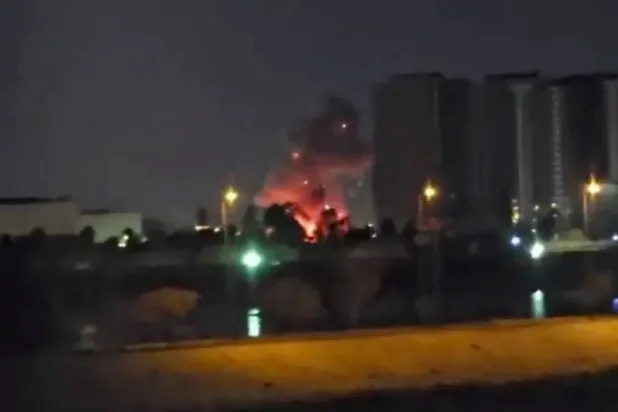 Bağdat'taki ABD büyükelçiliği yakınlarında, İHA ve füzelerle yapılan saldırının ardından çıkan yangın ve duman (Reuters)