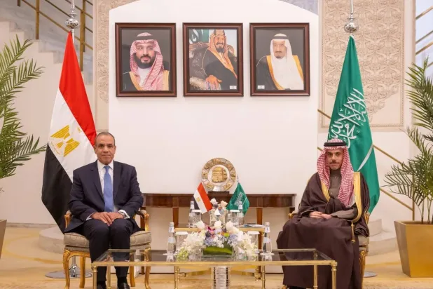 Saudi Foreign Minister Prince Faisal bin Farhan bin Abdullah and his Egyptian counterpart Badr Abdelatty meet in Riyadh on Monday. (SPA)