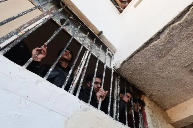 Eski cezaevi yetkilisi, astlarına siyasi mahkûmlara ağır fiziksel ve psikolojik işkence çektirmeleri emrini verdi. (Arşiv – Reuters)