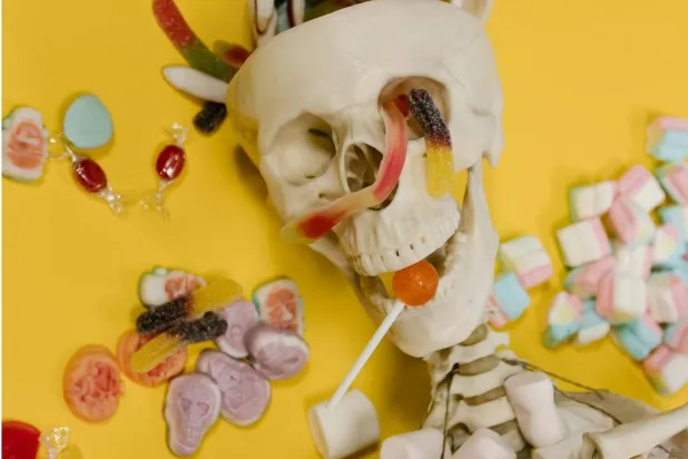 الأشخاص الذين يكثرون من تناول الأطعمة فائقة المعالجة تتراجع لديهم كثافة المعادن في العظام (بكسلز)