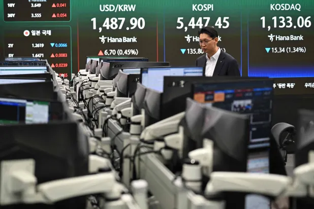 متعامل يراقب أسعار الصرف في سيول مع تجاوز خام برنت 100 دولار (أ.ف.ب)