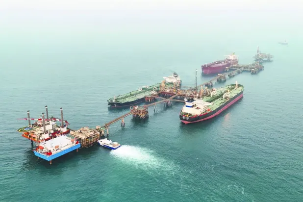 ناقلات نفطية في منشأة بحرية تابعة لحقل البصرة العراقي (رويترز)