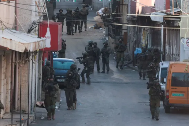 Batı Şeria'daki Ramallah'ta konuşlanmış İsrail askerleri (Reuters)