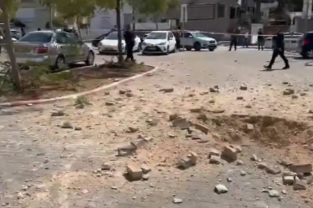 صورة مثبتة من مقطع فيديو نشرته وسائل إعلام عبرية لحُفر صغيرة ناجمة عن مواقع سقوط الصواريخ الإيرانية وسط إسرائيل