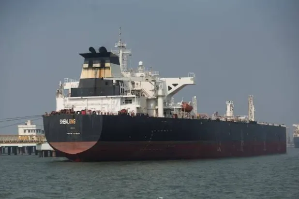 ناقلة النفط «شينلونغ» بعلم ليبيريا تصل إلى مومباي بعد عبورها مضيق هرمز وسط اضطرابات الإمدادات (رويترز)