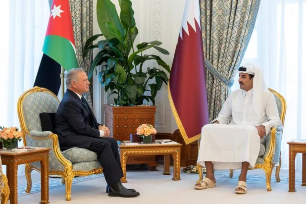 الشيخ تميم بن حمد آل ثاني أمير قطر لدى لقائه العاهل الأردني الملك عبد الله بن الحسين (قنا)