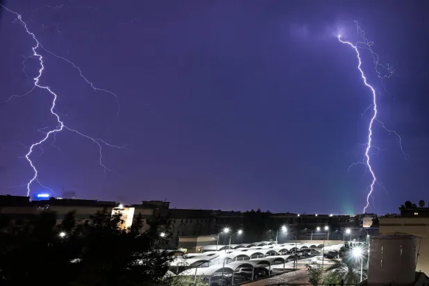 ومضات البرق تتألق في سماء مدينة الكويت (أ.ف.ب)