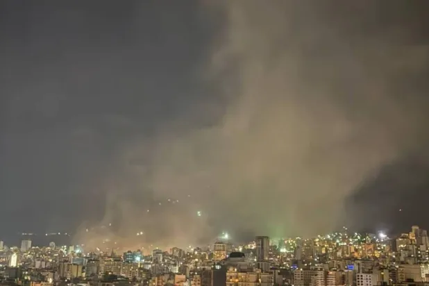 غبار ودخان يتصاعد بعد غارة جوية على منطقة فرمانية شمال طهران فجر الثلاثاء(شبكات التواصل)