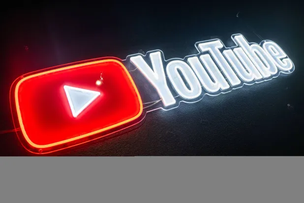 «فيفا» يعمل على إتاحة المزيد من محتوى أرشيفه الرقمي عبر القناة الرسمية للاتحاد على «يوتيوب» (د.ب.أ)