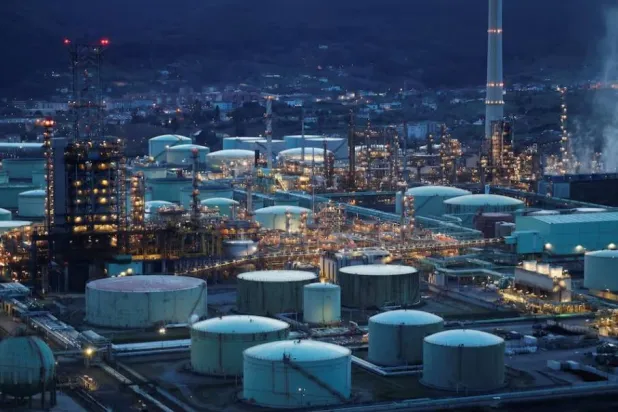 مصفاة نفط مملوكة لشركة «ريبسول» الإسبانية (رويترز)