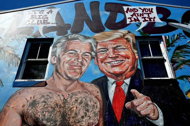 وزارة العدل الأميركية حذفت أكثر من 50 صفحة من مقابلات تتعلق بترمب من ملفاتها (أ.ف.ب)