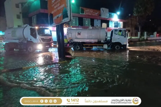 فرق الطوارئ والدعم تواصل نزح المياه من مناطق بغرب ليبيا (مركز طب الطوارئ والدعم)