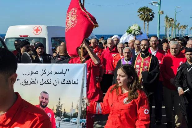 أقارب وزملاء المسعف يوسف عساف من الصليب الأحمر اللبناني يحملون نعشه خلال جنازته في مدينة صور بجنوب لبنان 11 مارس 2026 (رويترز)