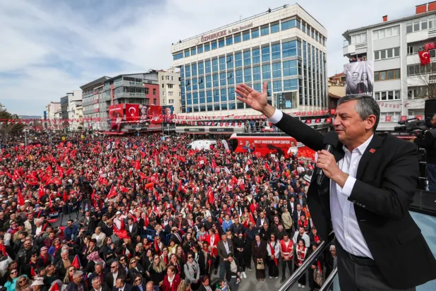 زعيم المعارضة التركية رئيس حزب «الشعب الجمهوري» أوزغور أوزيل متحدثاً أمام حشد من أنصار الحزب في مدينة أوشاك غرب تركيا السبت الماضي (حساب الحزب في إكس)