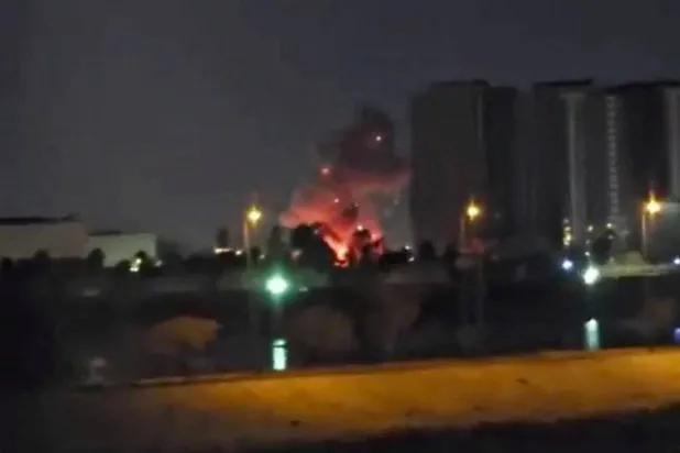 نيران ودخان في محيط السفارة الأميركية في بغداد بعد استهدافها بطائرات مسيّرة وصواريخ (رويترز) 