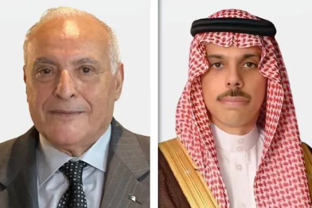 الأمير فيصل بن فرحان وزير الخارجية السعودي وأحمد عطّاف وزير الخارجية الجزائري (الشرق الأوسط)