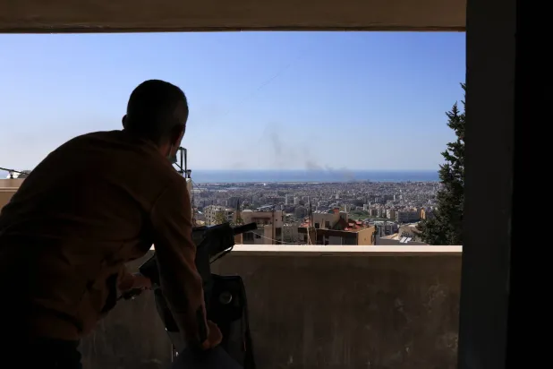 الدخان يتصاعد في ضاحية بيروت الجنوبية من جرَّاء غارات جوية إسرائيلية استهدفتها (رويترز)